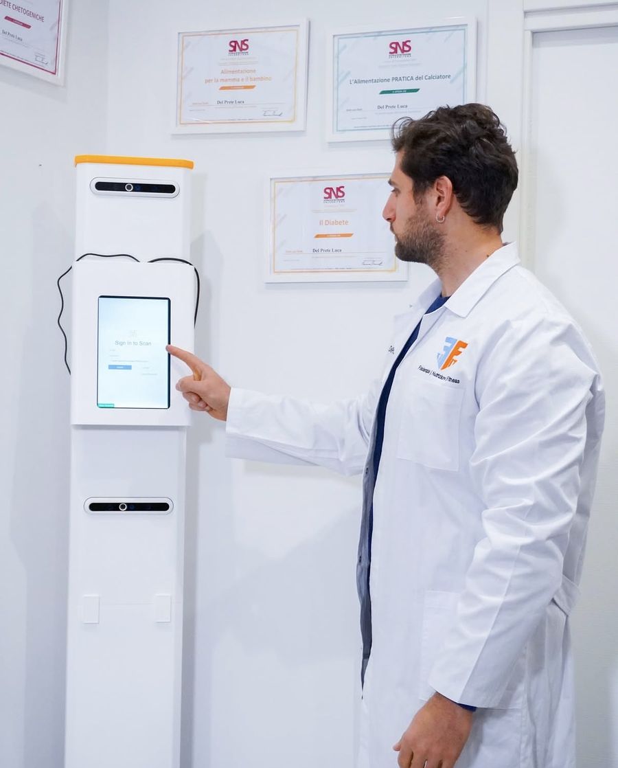 Il Dott. Luca Del Prete con il Fit 3D Body Scanner